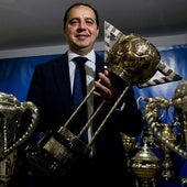 José Carlos Delgado, con la Copa de España en el museo de Movistar Inter