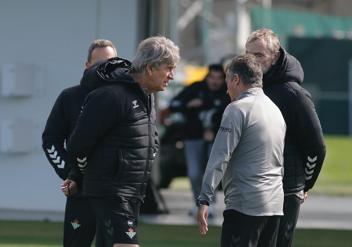 Pellegrini dialoga con Alexis y Cousillas durante el entrenamiento del Real Betis