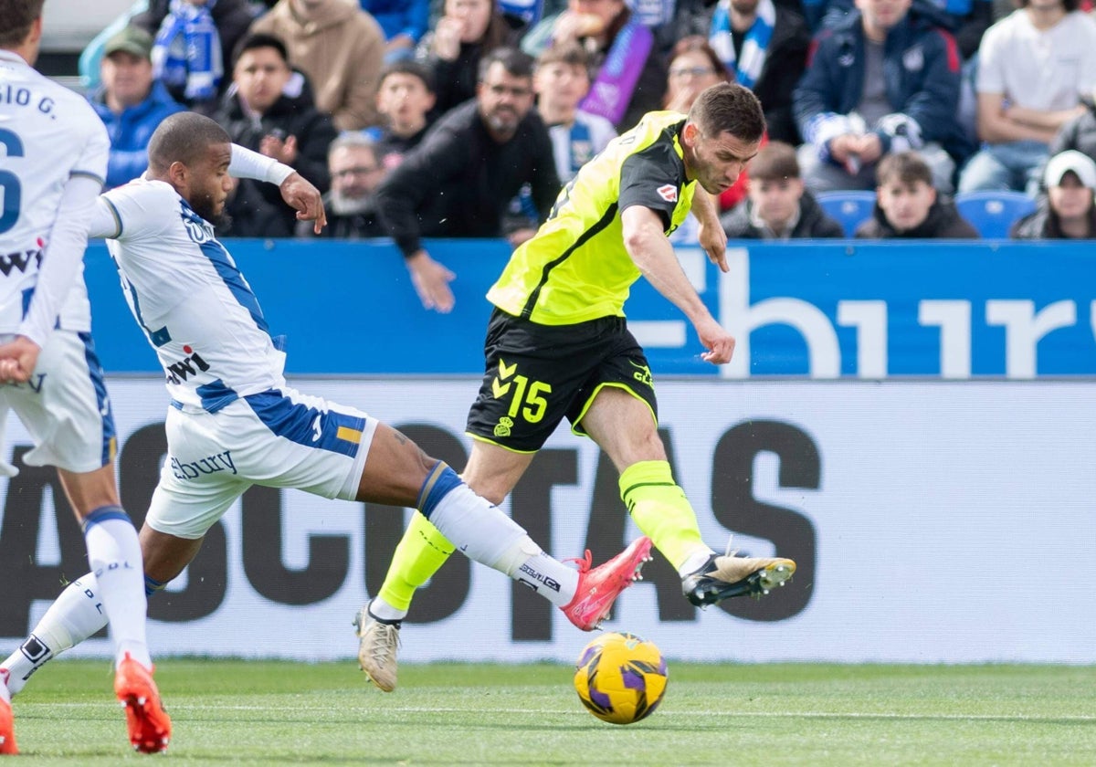 Perraud centra ante Rosier durante el Leganés - Betis