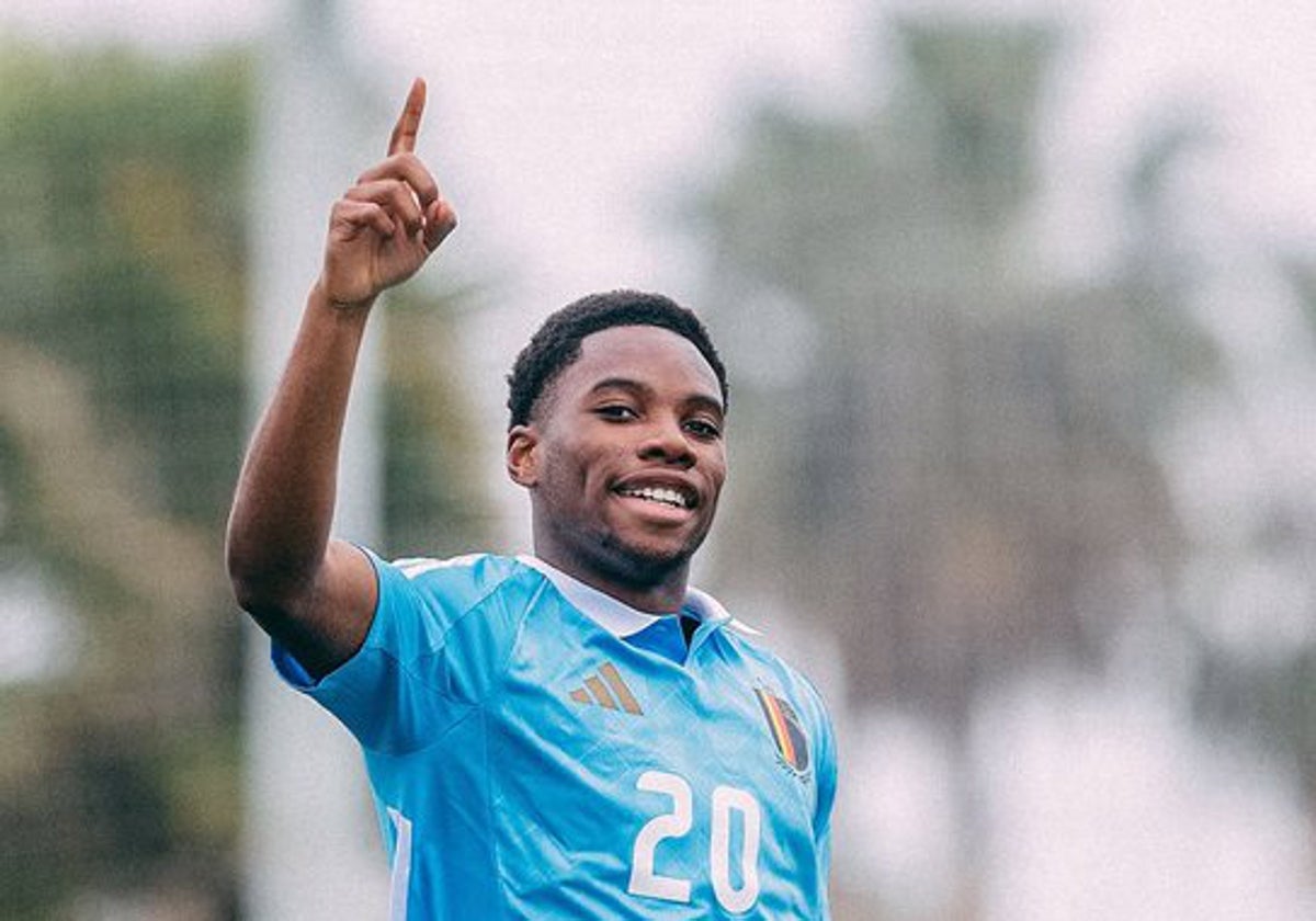 Idumbo celebra un gol con la selección belga