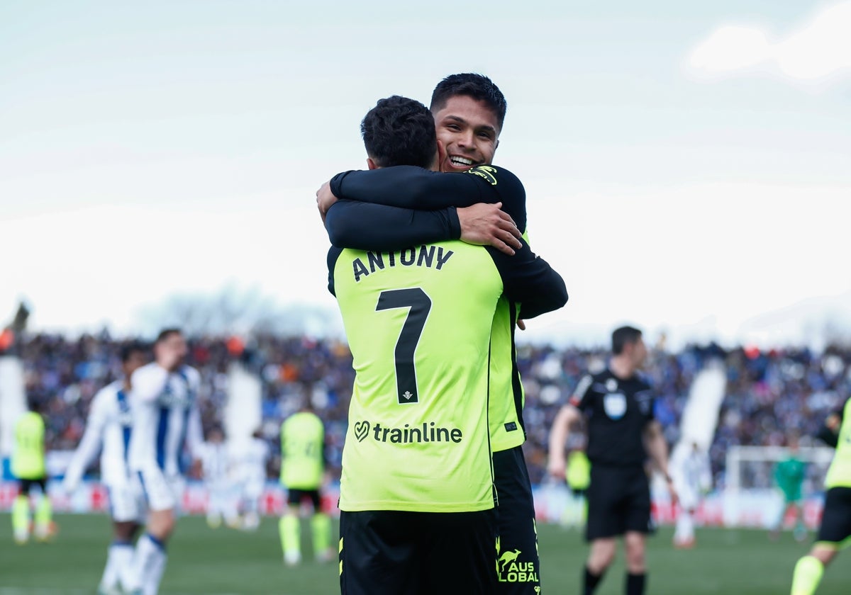 Antony, abrazado por Cucho Hernández tras el 2-3 del Betis en Leganés