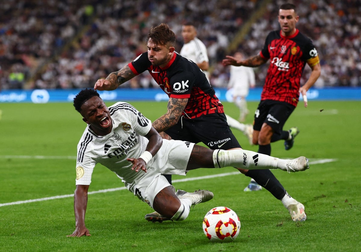 Maffeo pugna con Vinicius en un Real Madrid - Mallorca