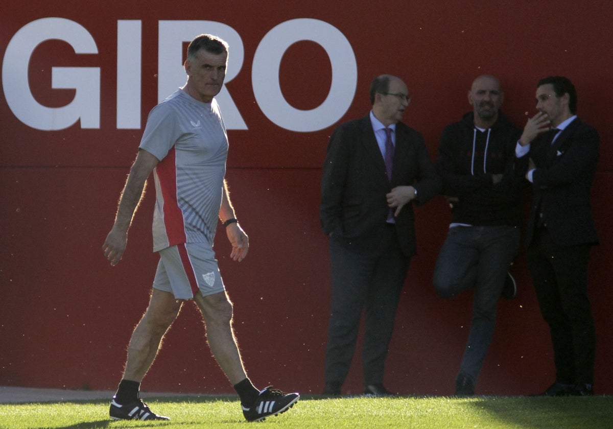 Mendilibar, durante un entrenamiento en su etapa en el Sevilla FC con Castro, Monchi y Del Nido Carrasco de fondo