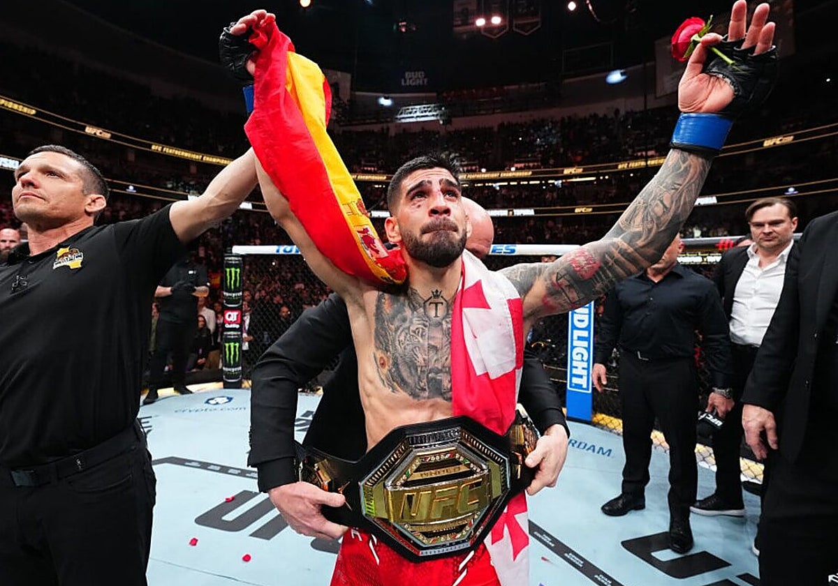Ilia Topuria celebra la conquista del título de la UFC