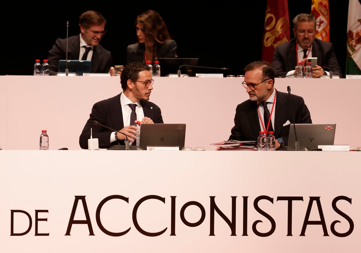 El presidente del Sevilla y el secretario del Consejo, en la última junta de accionistas