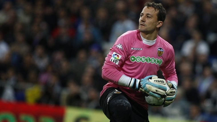 César Sánchez detiene el balón en un partido con el Valencia