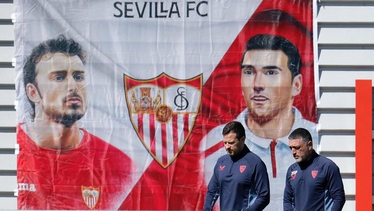 Una bandera de Puerta y Reyes recibe al Sevilla en el entrenamiento de este viernes