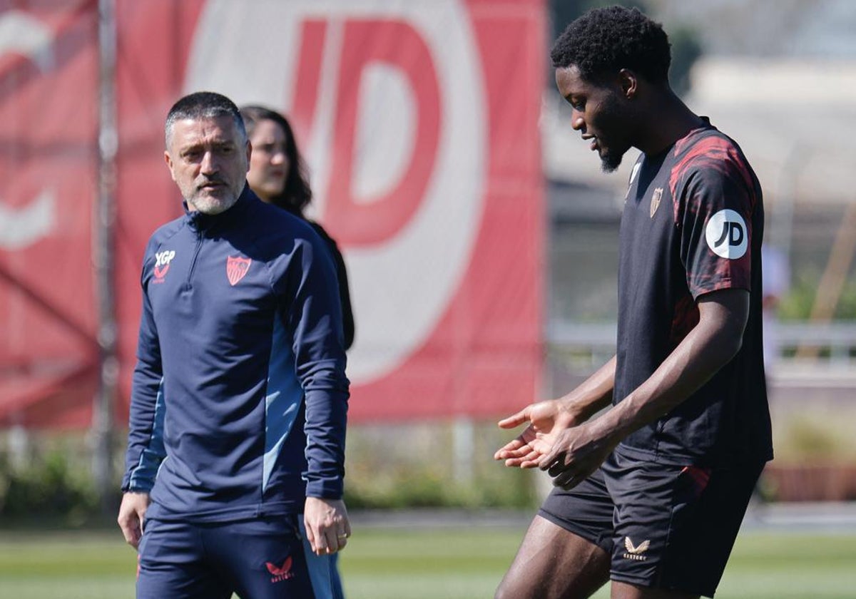 García Pimienta dialoga con Agoumé en el entrenamiento de este viernes