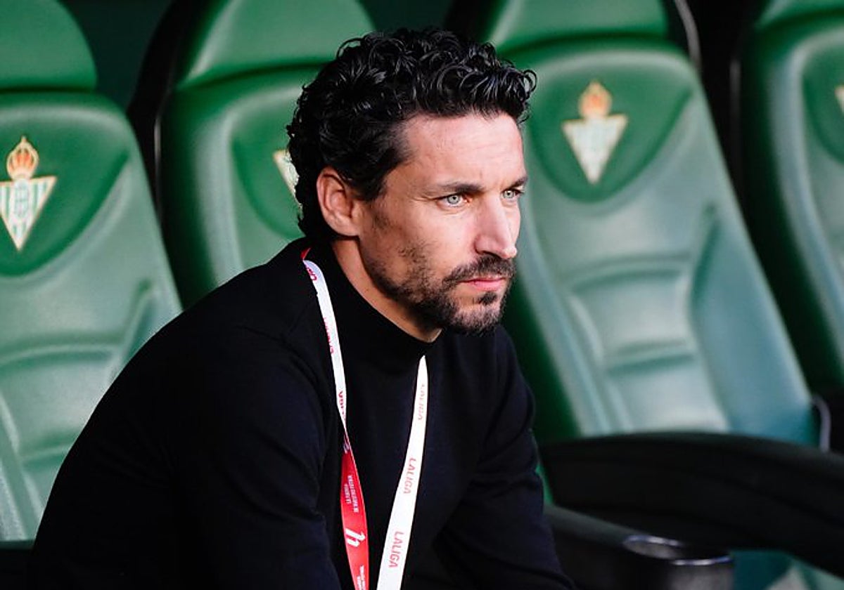 Jesús Navas, en el banquillo del Benito Villamarín