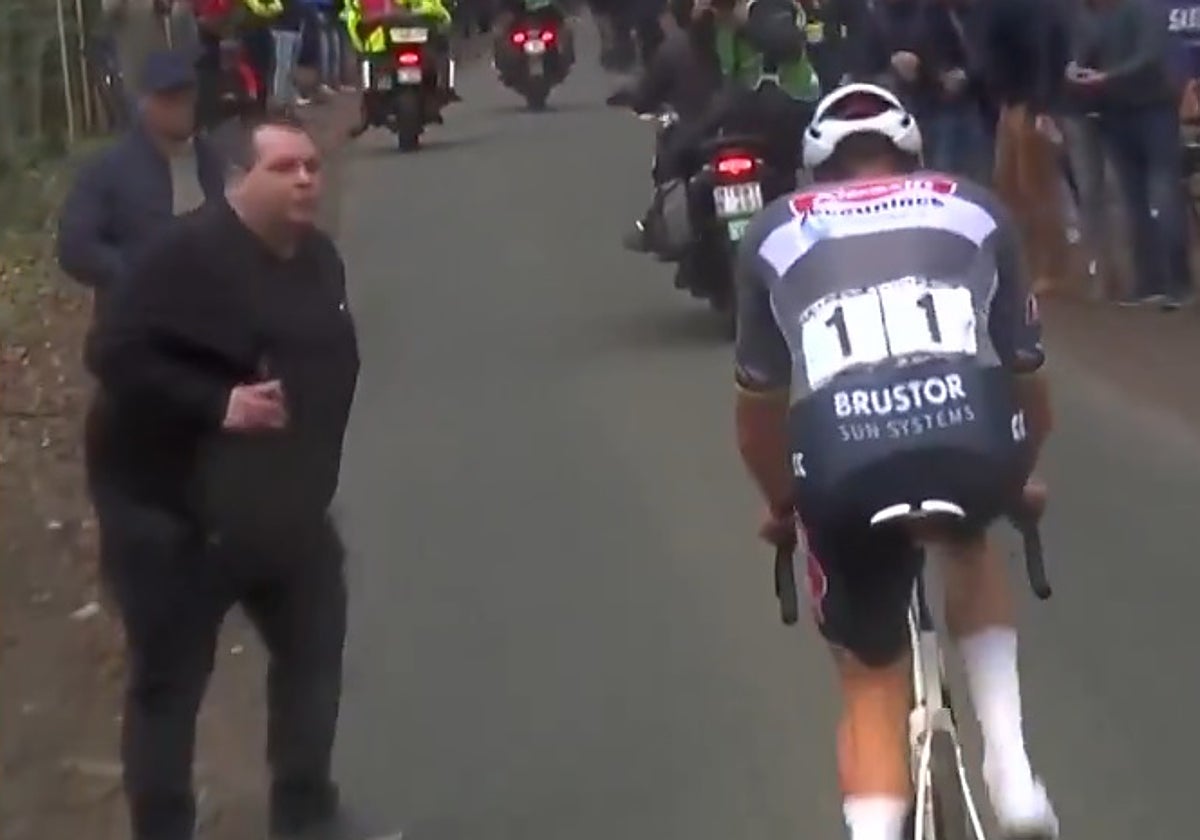 La policía busca al asqueroso aficionado que escupió a Van der Poel en plena carrera