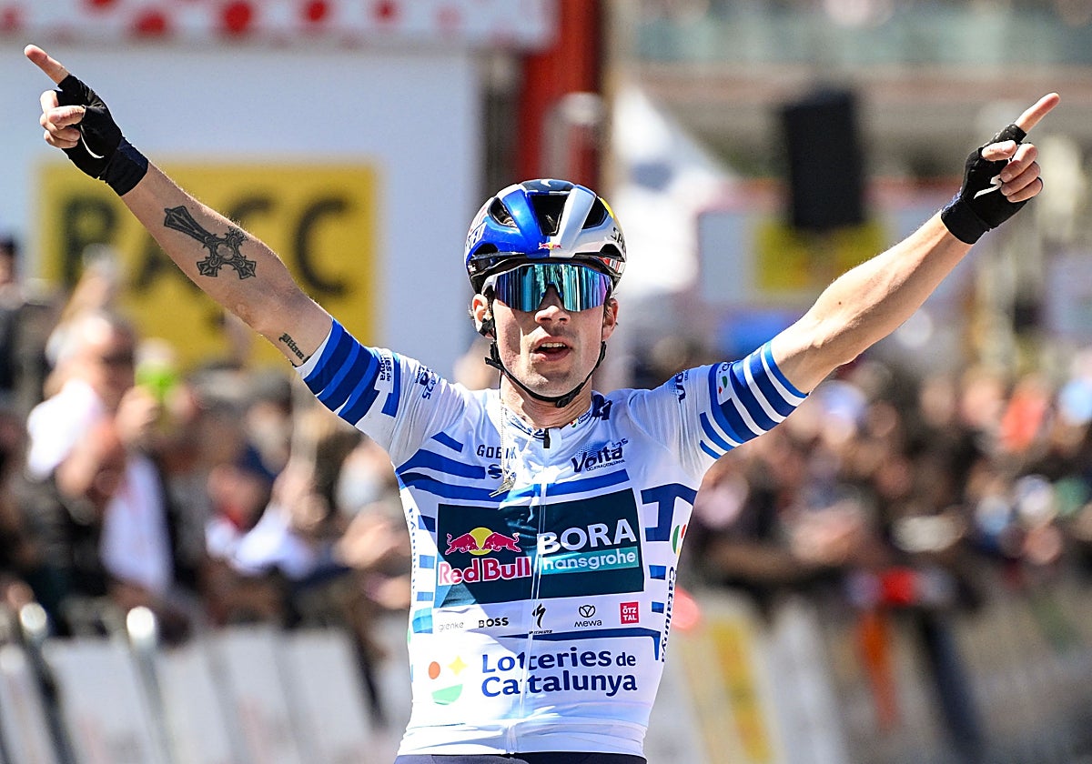 Primoz Roglic celebra su victoria en la meta de Montuic