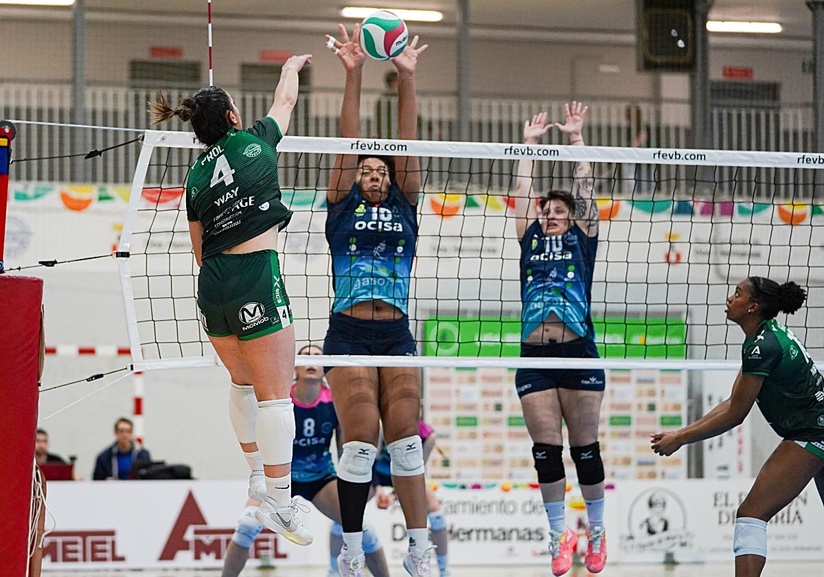 Lucía Prol conecta un remate en la red ante el bloqueo de la defensa riojana