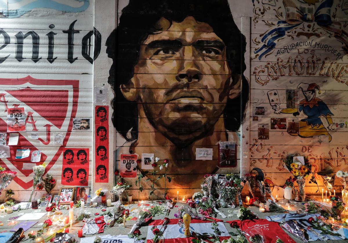 Homenaje a Diego Armando Maradona en las calles de Buenos Aires, tras su fallecimiento