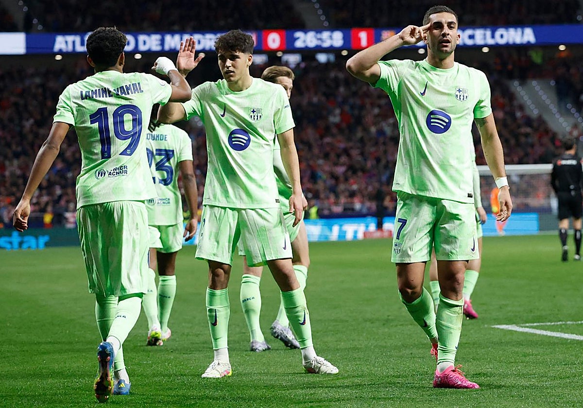 Los jugadores del Barça celebran el gol de Ferran