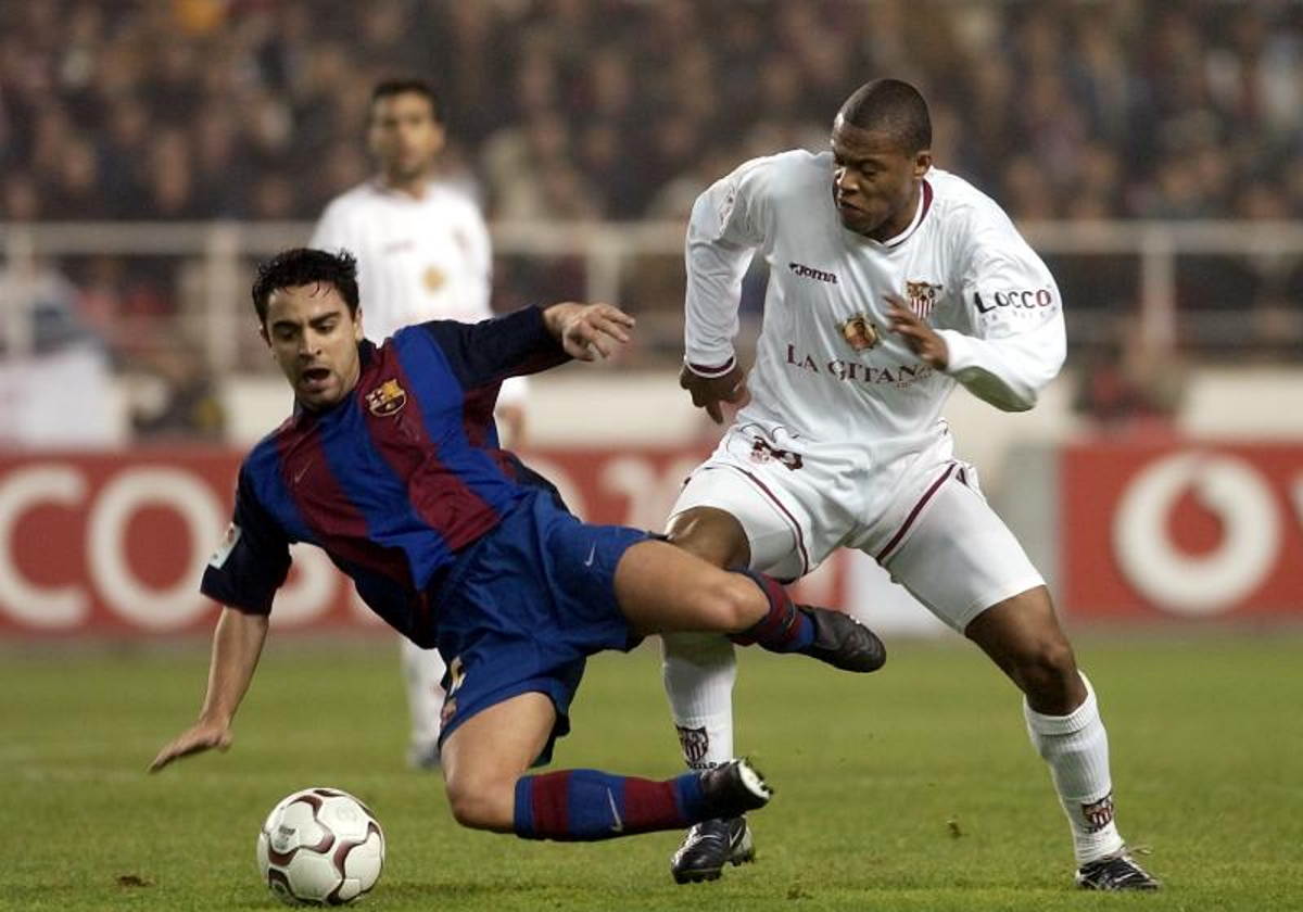Julio César Baptista y Xavi Hernández en un Barcelona - Sevilla el 25 de enero de 2004