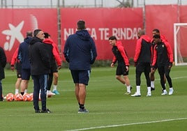 Sevilla FC: Juanlu se ausenta del entrenamiento y es duda ante el Atlético de Madrid