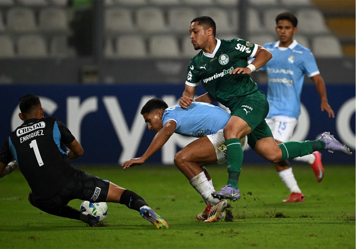 Vitor Roque, en un lance del partido entre el Palmeiras y el Sporting Cristal