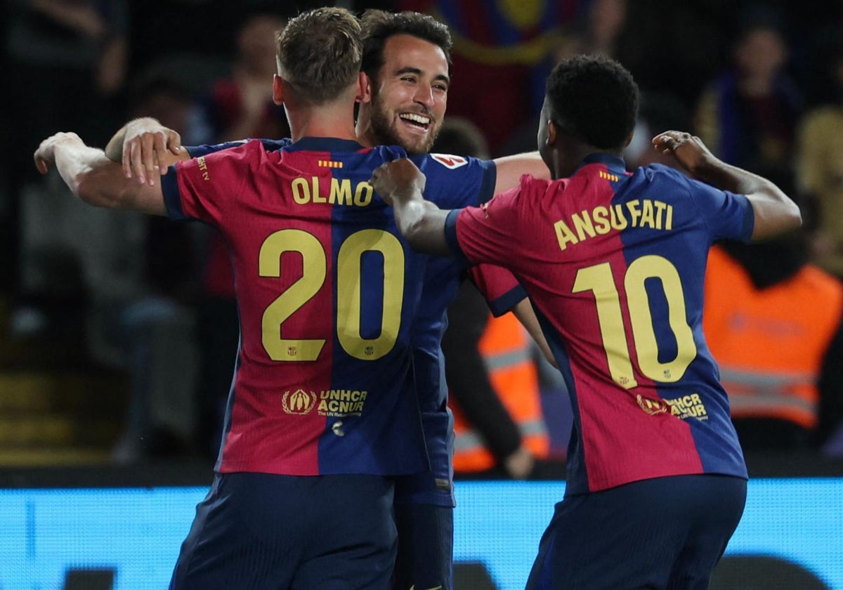 Olmo celebra su gol con Eric y Ansu Fati