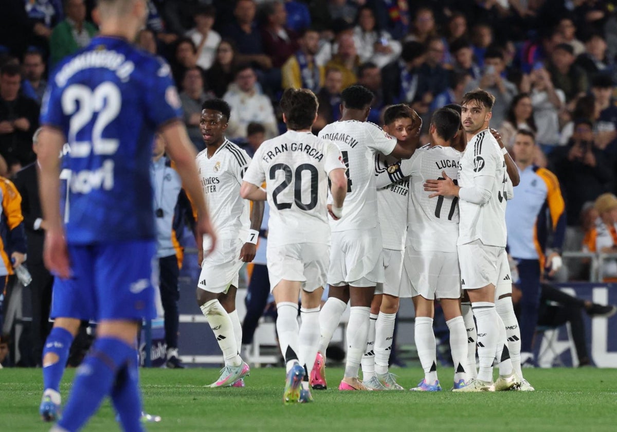 Olmo celebra su gol con Eric y Ansu Fati