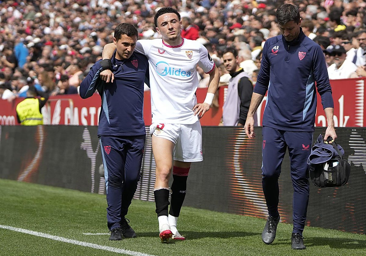 Rubén Vargas saliendo del terreno de juego del Sánchez-Pizjuán