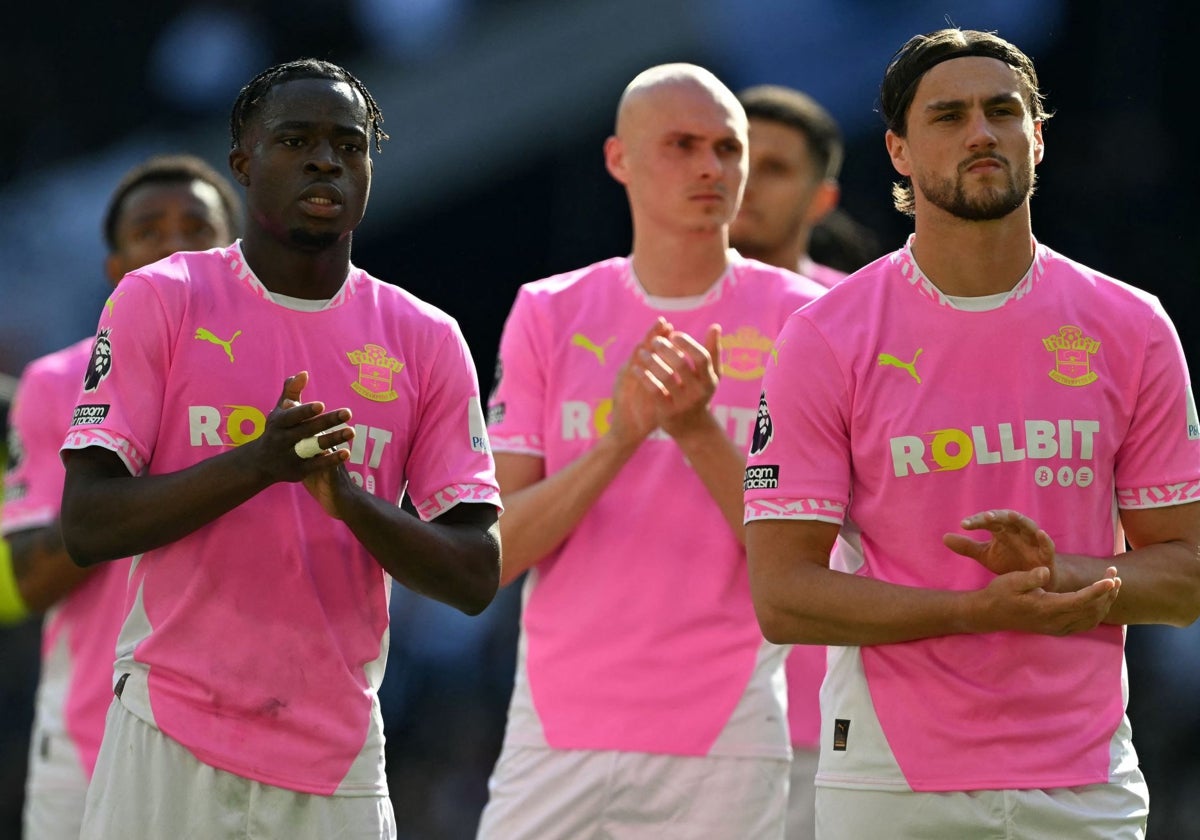 Los jugadores del Southampton agradecen el apoyo de sus aficionados