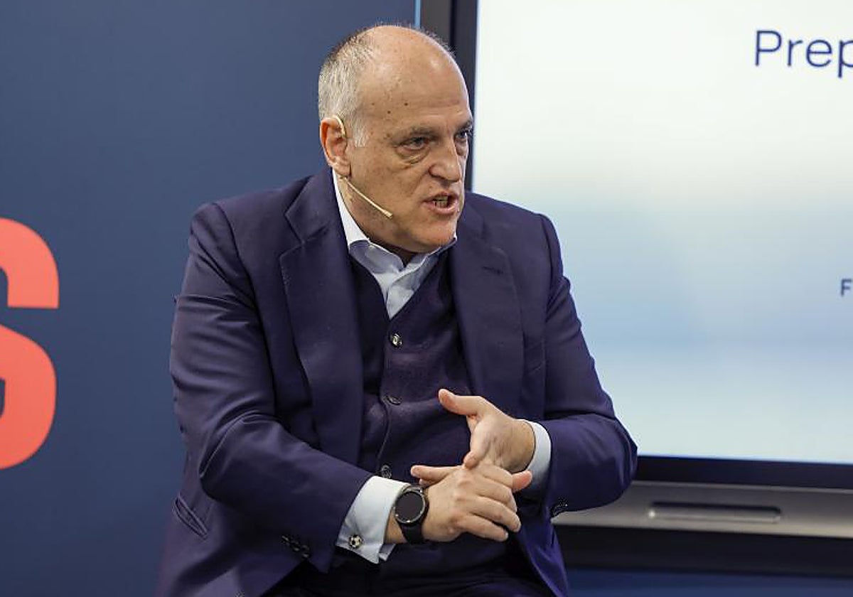 La Liga solicita que un juez les quite a Olmo y Pau Víctor la licencia otorgada por el CSD