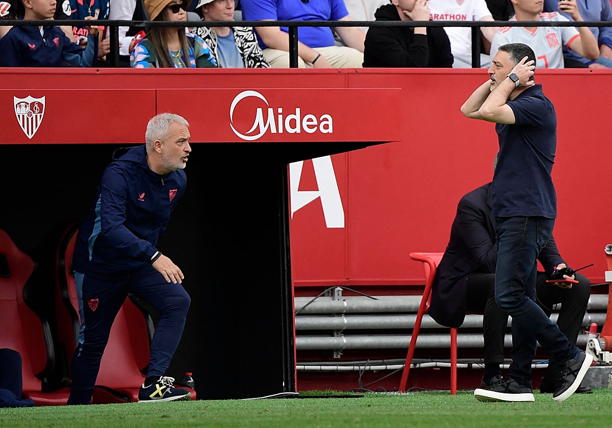García Pimienta se lamenta junto a su segundo en el partido contra el Atlético en el Sánchez-Pizjuán
