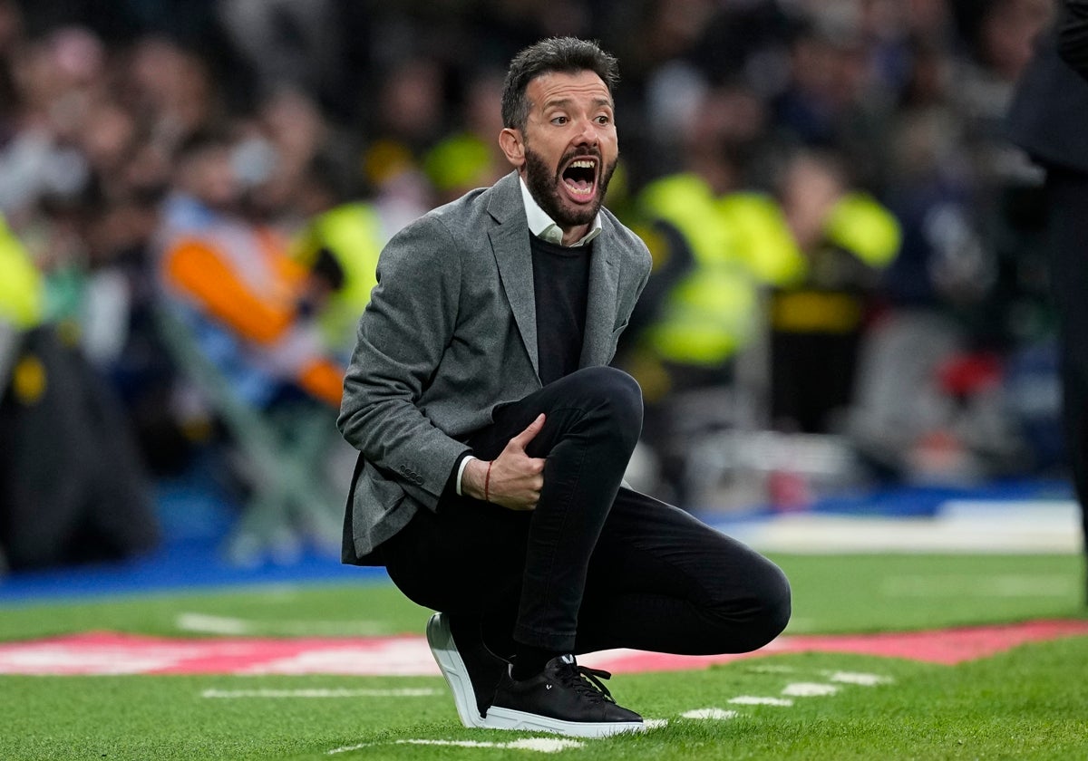 Carlos Corberán da instrucciones a sus hombres en el Santiago Bernabéu