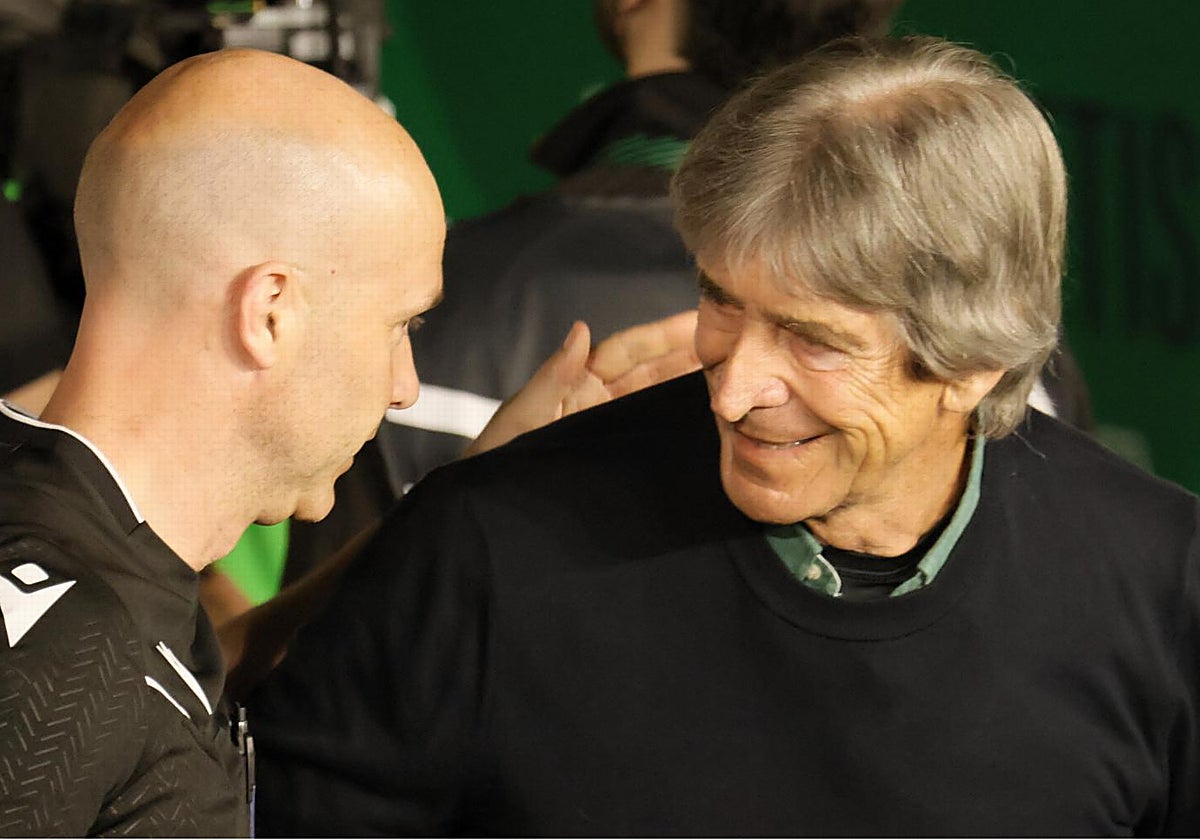 Manuel Pellegrini saluda al técnico del Jagiellonia en la previa del partido disputado en el Villamarín