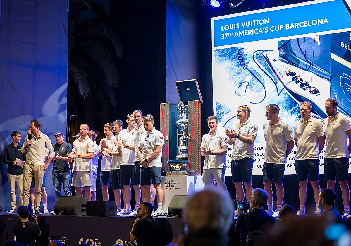 La tripulación del INEOS Britannia en la presentación de la última Copa América de Barcelona.