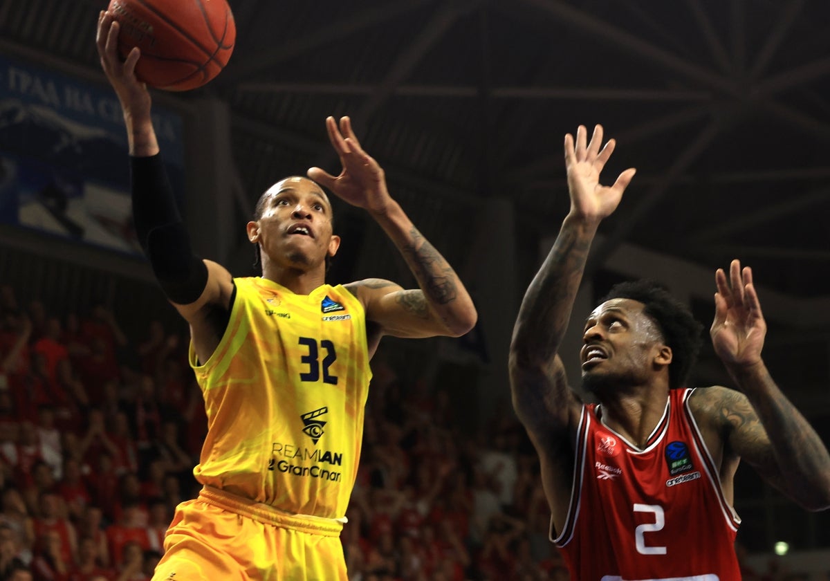 Thomasson intenta superar a la defensa del Hapoel