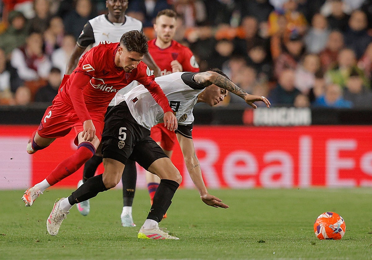 Carmona y Barrenechea pelean por un balón