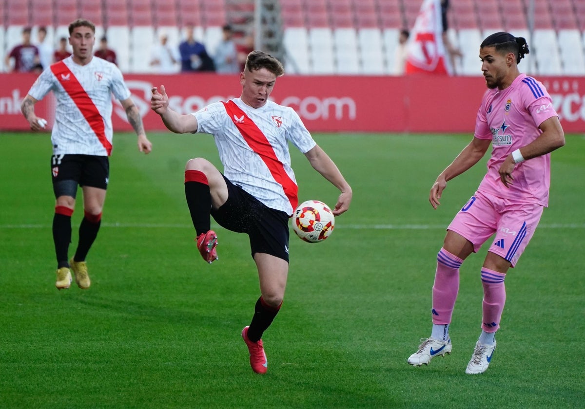 Isra controla un balón durante el Sevilla Atlético - Recreativo