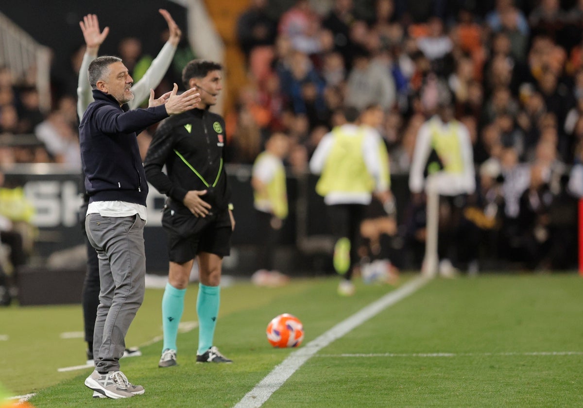 García Pimienta, en la banda de Mestalla