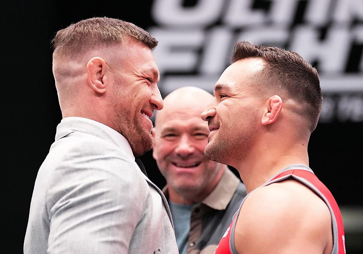 Conor McGregor junto a Michael Chandler en la presentación del The Ultimate Fighter