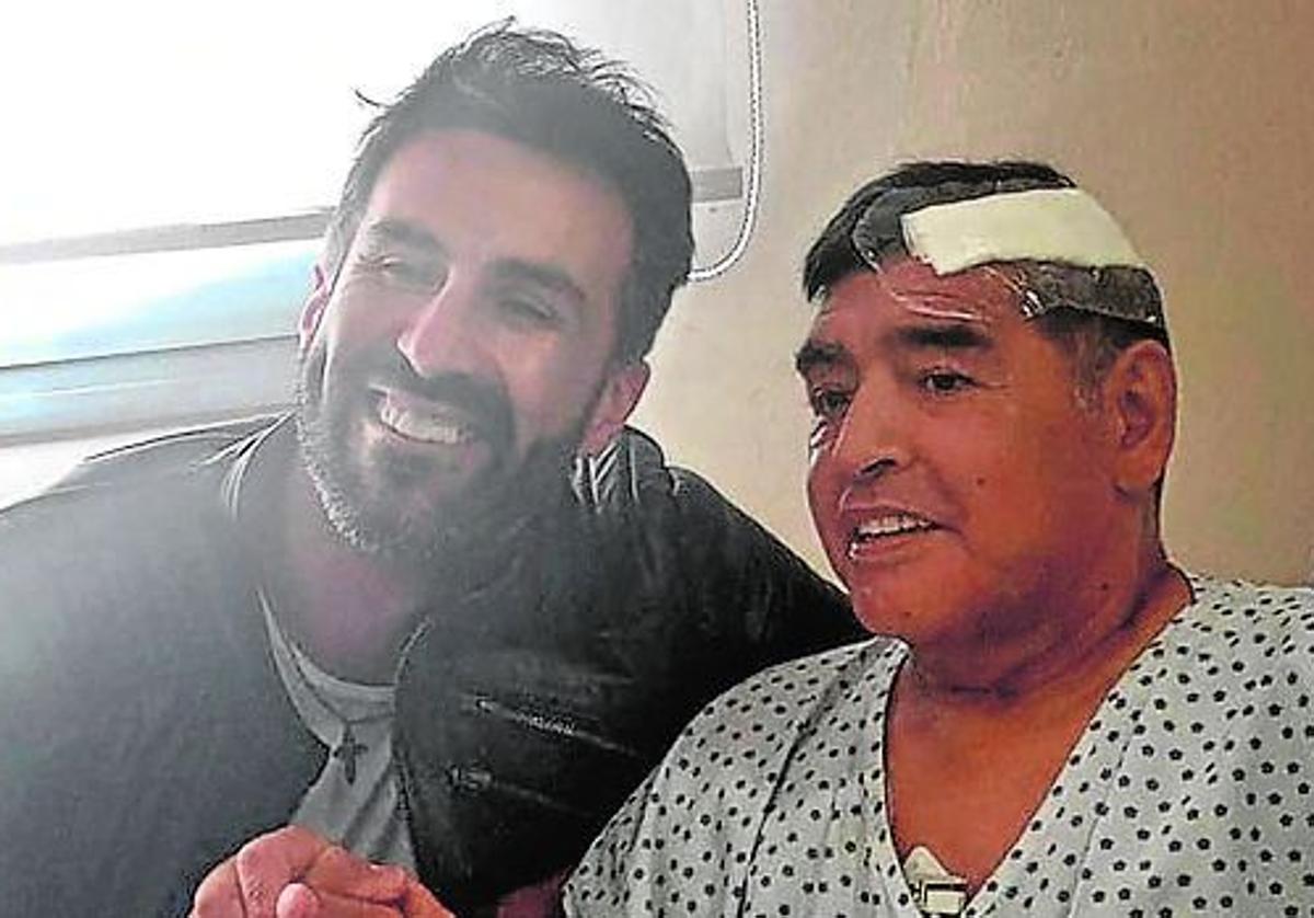 Imagen de archivo de Diego Armando Maradona estrechando la mano de su médico Leopoldo Luque