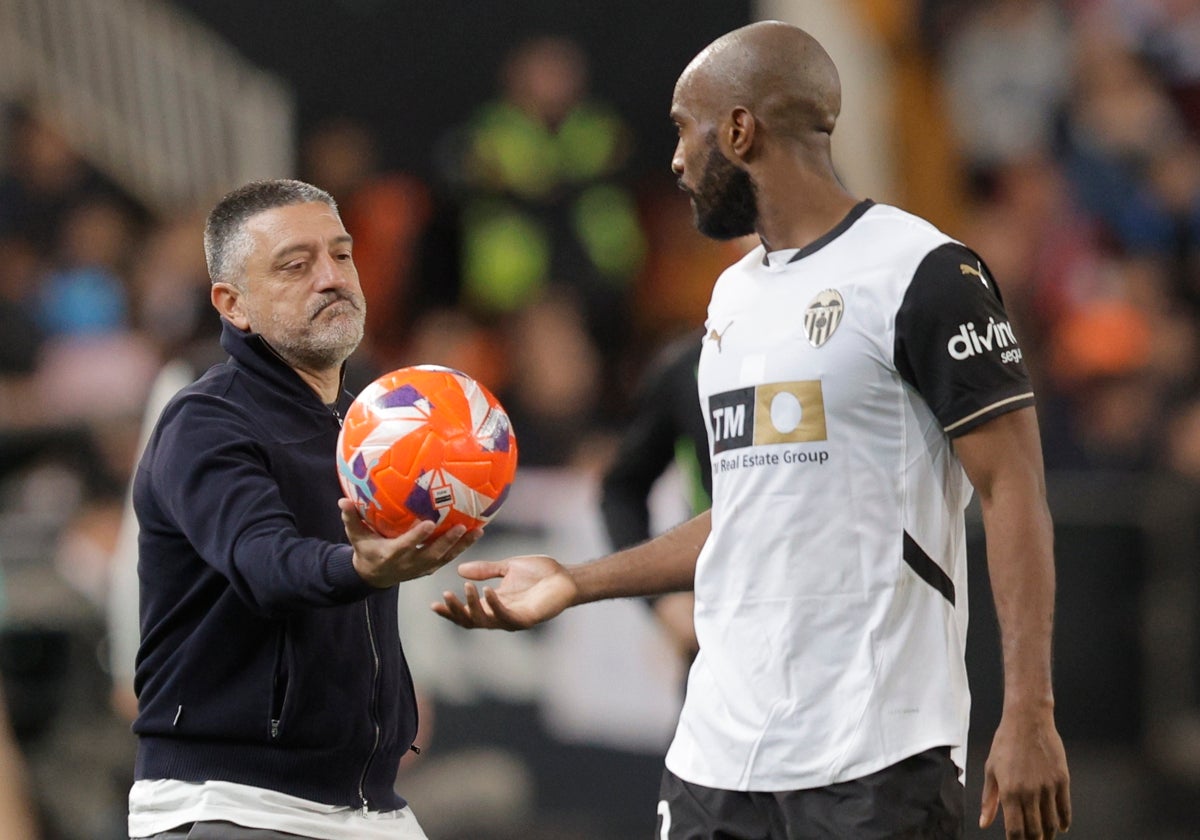 García Pimienta, durante el Valencia - Sevilla, dándole un balón a Foulquier para sacar de banda