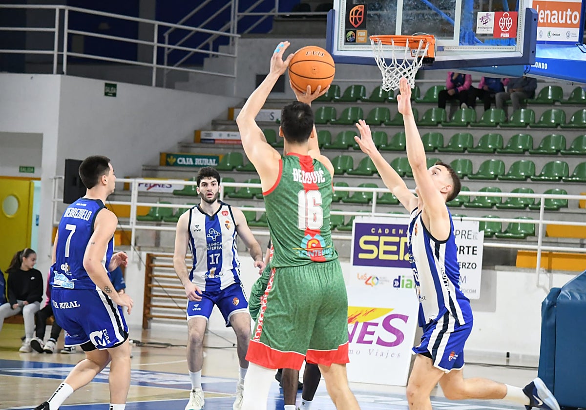 Dedovic, lanzando a canasta en el Clínica Ponferrada - Insolac Caja 87