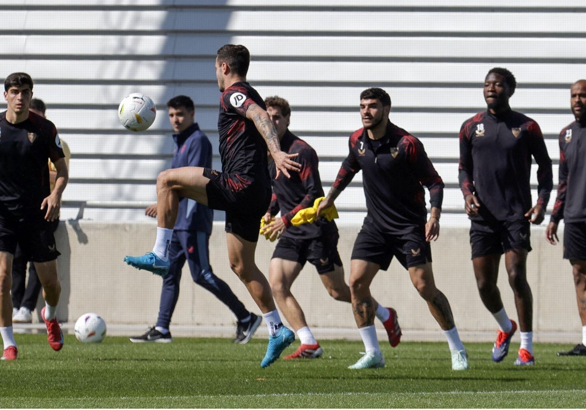 Varios futbolistas del Sevilla, durante un entrenamiento