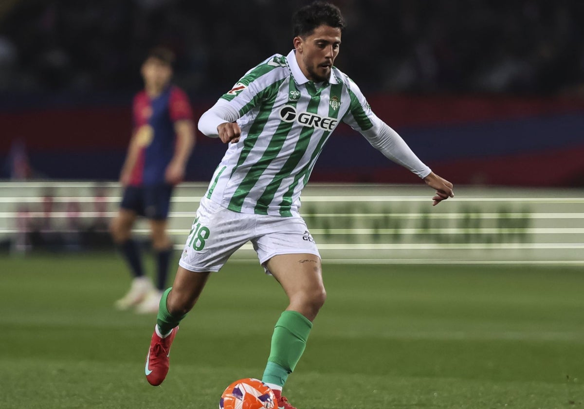 Fornals, en un lance con el balón durante el Barcelona - Betis del sábado en Montjuïc