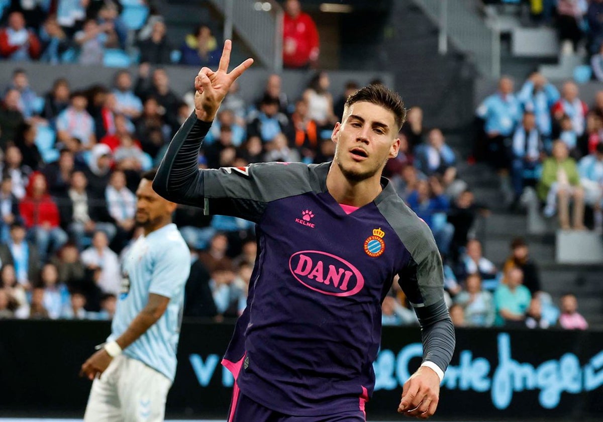 Roberto Fernández celebra su segundo gol ante el Celta