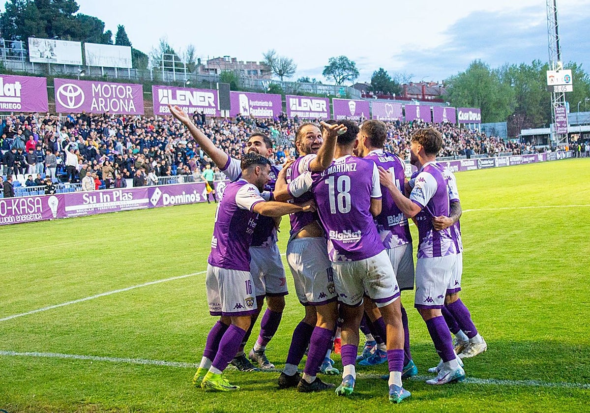 Los jugadores del Guadalajara celebra un gol