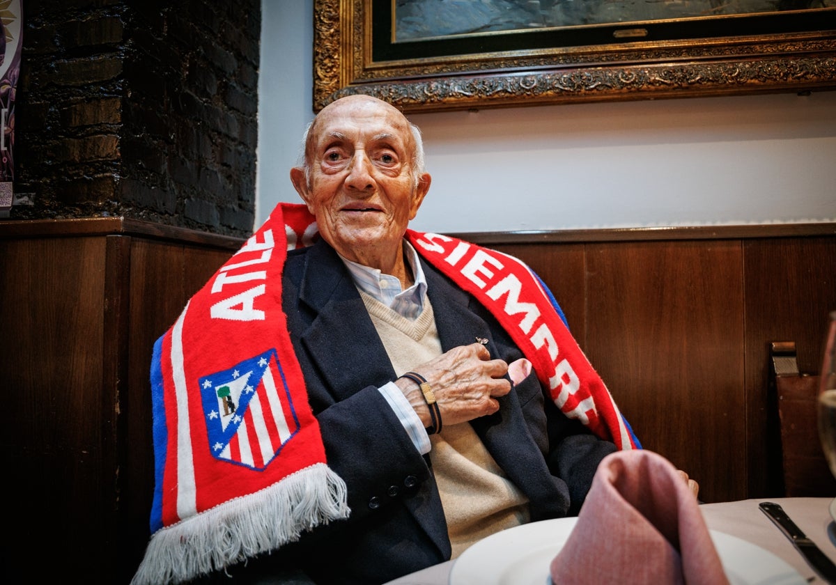 Lucio posa para ABC en su restaurante con la bufanda del Atlético, el equipo de su vida