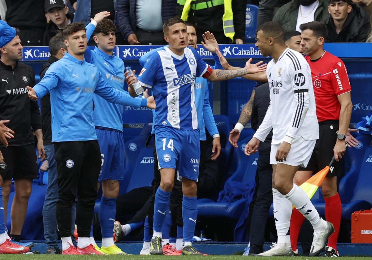 Los futbolistas del Alavés recriminan a Mbappé su entrada