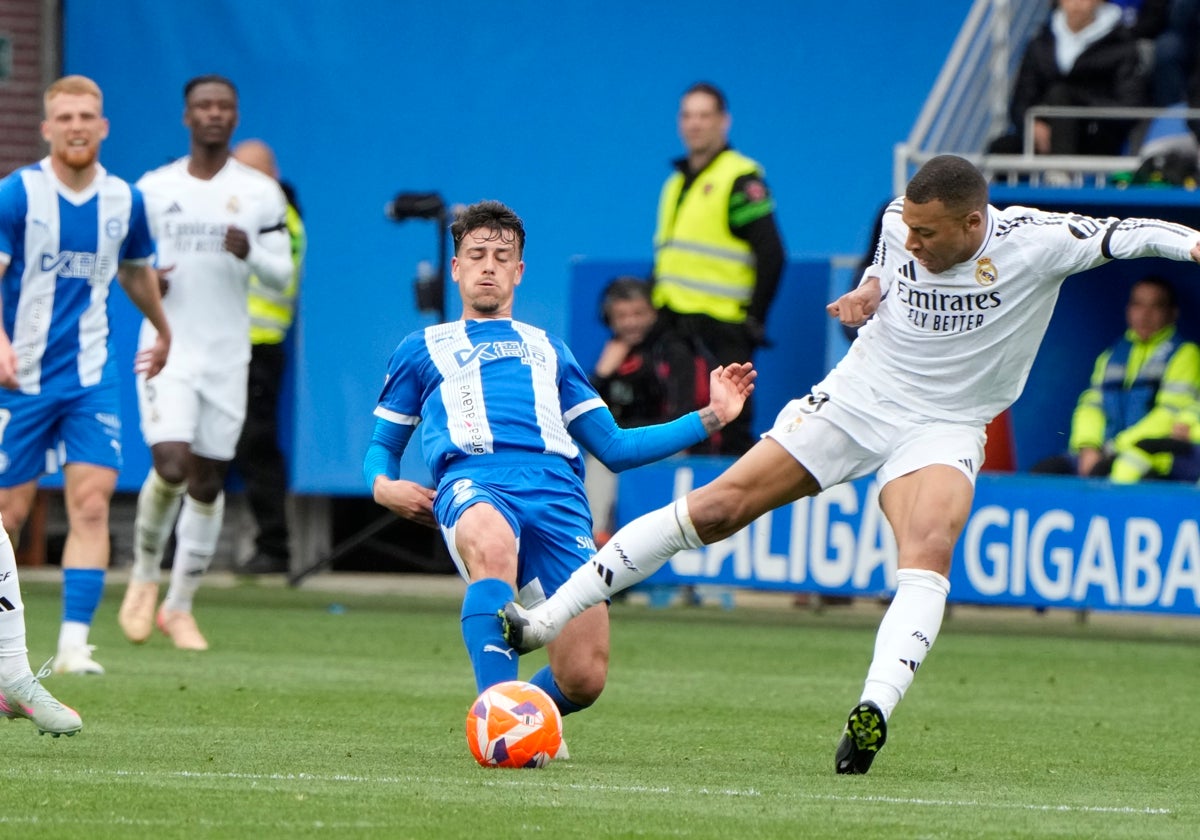 Momento de la falta de Mbappé sobre Blanco