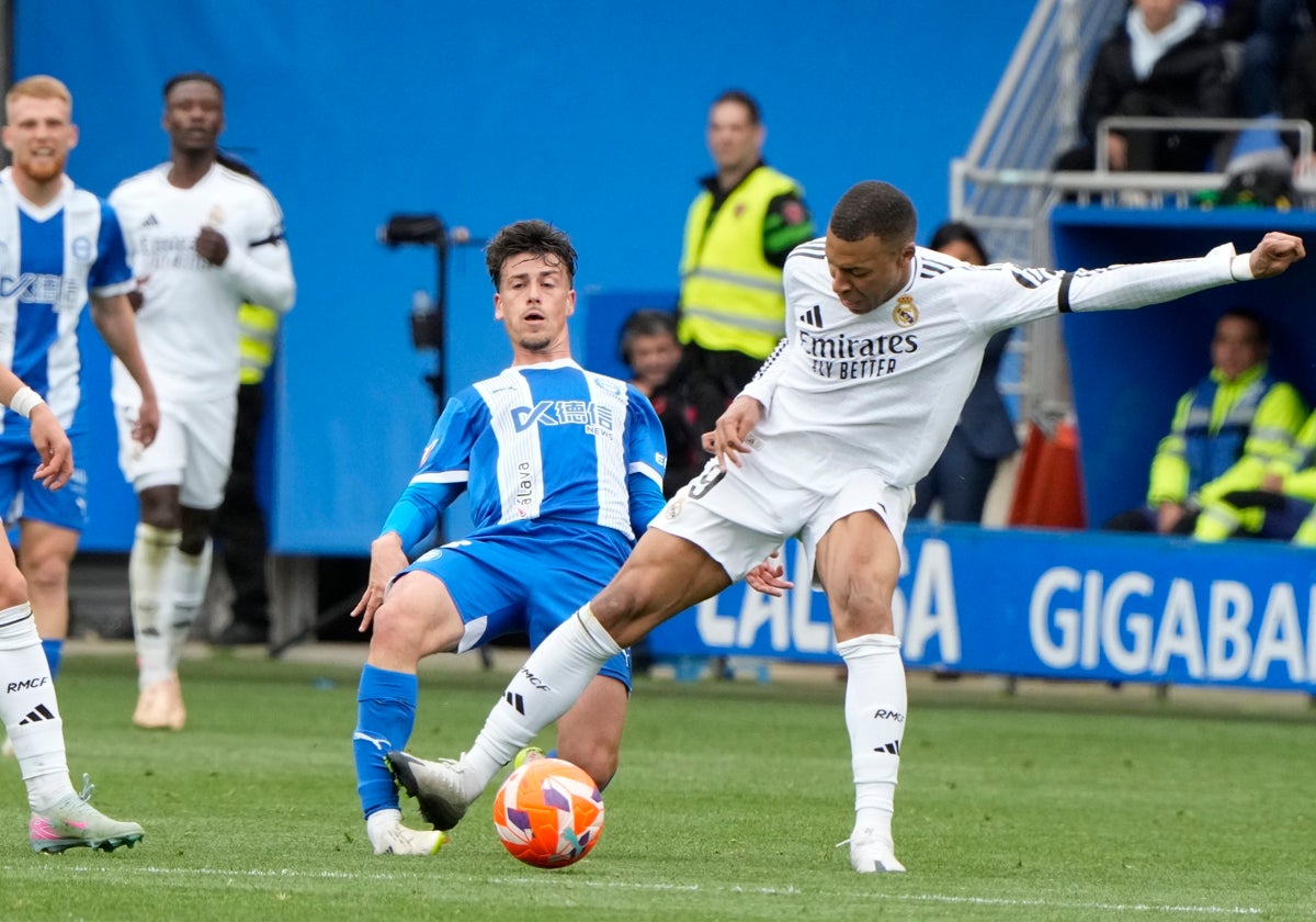 Mbappé, en la acción que le costó la expulsión en casa del Alavés