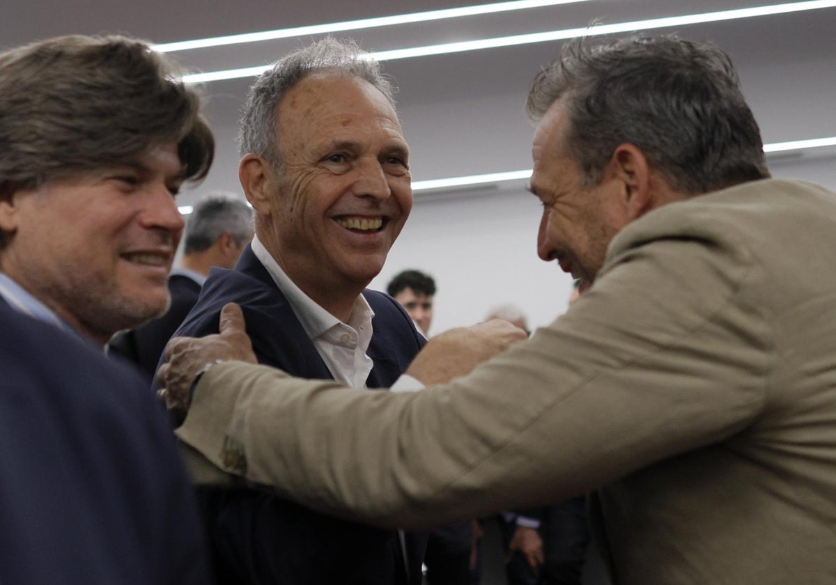 El Sevilla FC se encomienda al pasado para buscar la unidad: «Tenemos un denominador común, nuestro escudo»