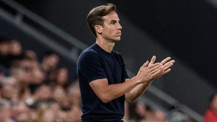 Iñigo Pérez: el libro de Bielsa y las zapatillas de Forrest Gump en la banda de Vallecas hasta junio de 2026