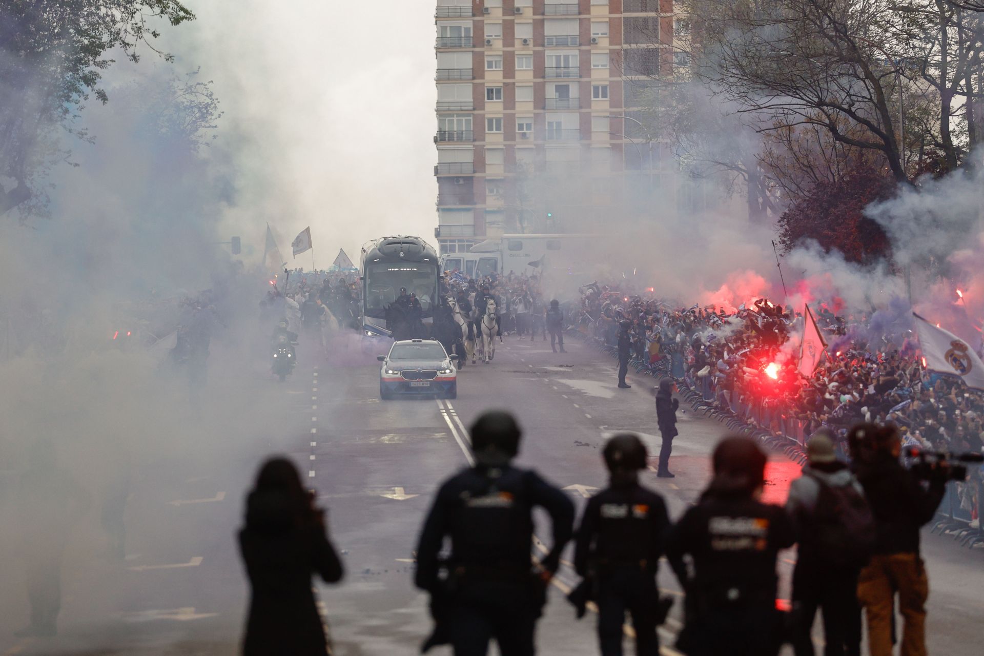 Llegada del autobús del Real Madrid al estadio.