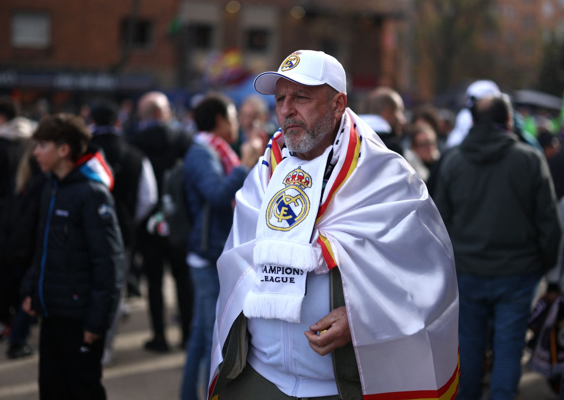 Un aficionado del Real Madrid en los alrededores del Estadio Sasntiago Bernabéu.